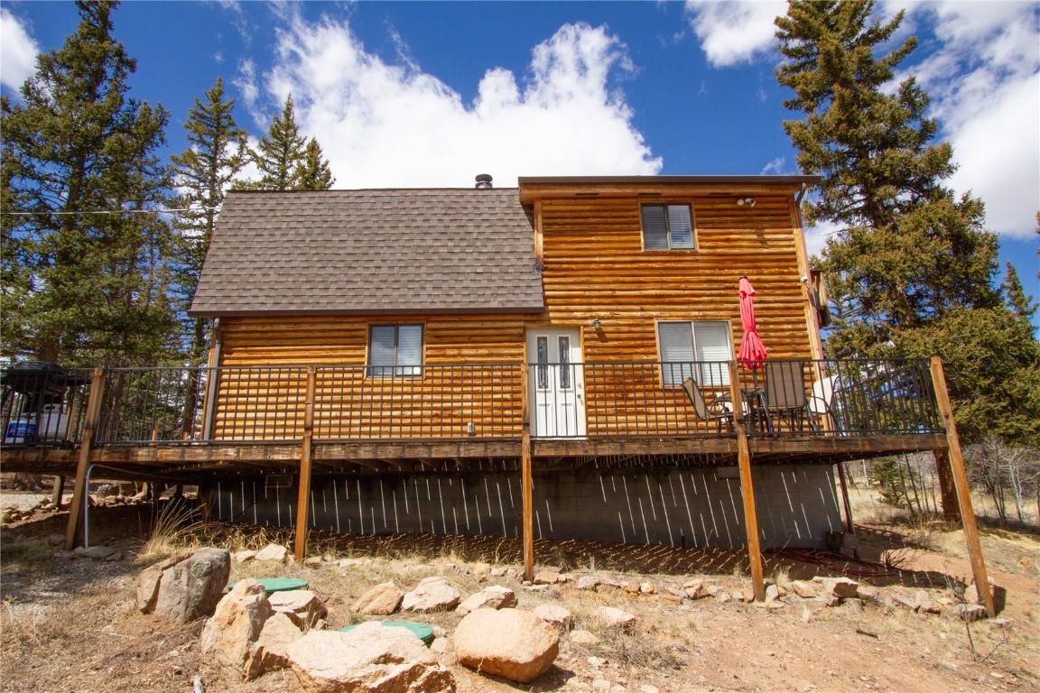 Take in the views and peace from this 3bd turn key mountain retreat in the quiet Stagestop neighborhood.