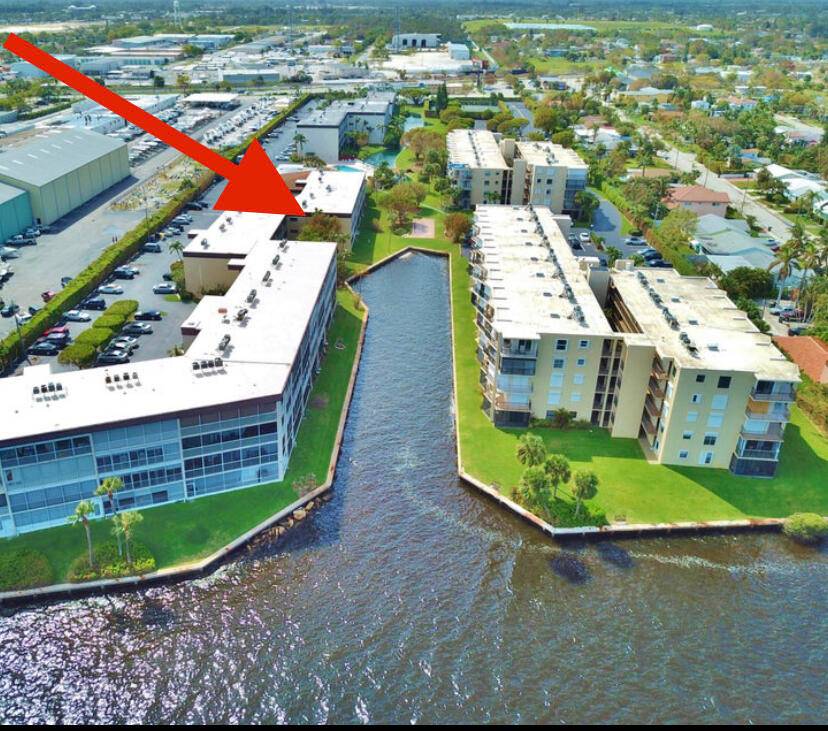 Stunning intracoastal views from the front door of this 3rd floor spacious 1 bedroom 1, 5 bath just minutes from the beach !