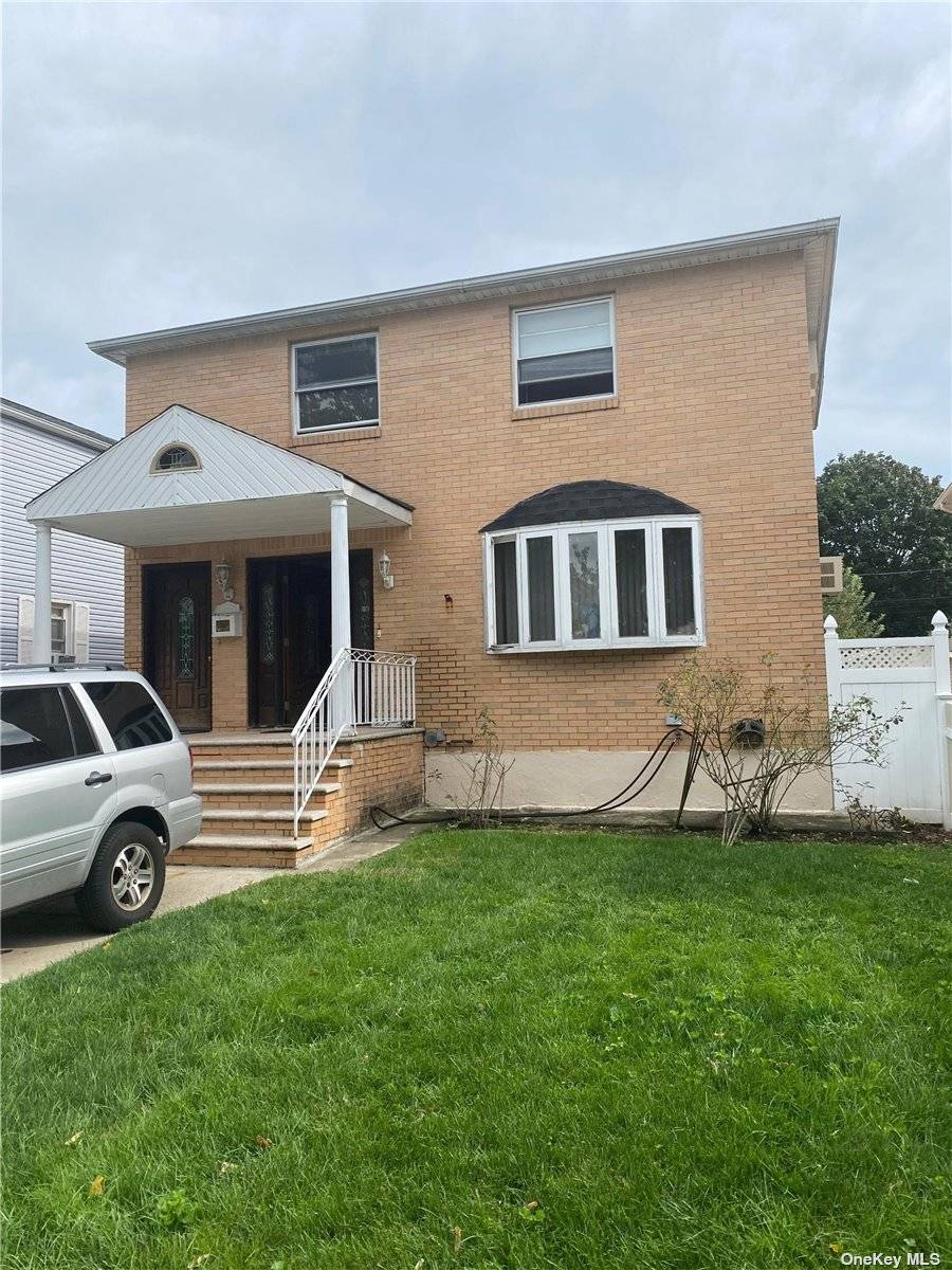 Excellent 3Bedrooms with 2Full baths apartment with very large living room, Eating Kitchen, Large Bedrooms, backyard, private parking space for one car, very quiet neighborhood, next to major highways, stores ...