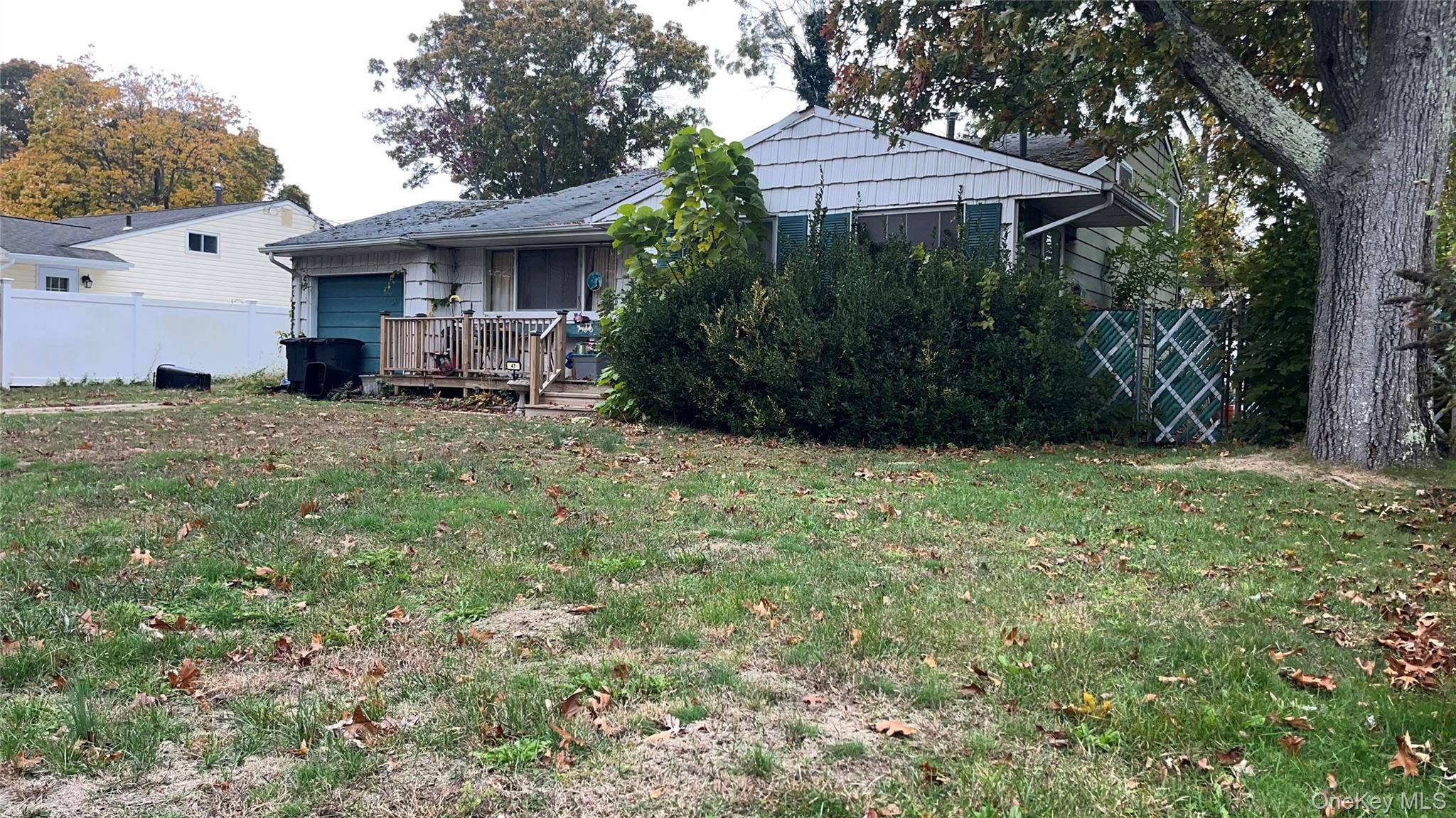 This split Level is Located on a very nice block of Centereach, very closed to school, and downtown.