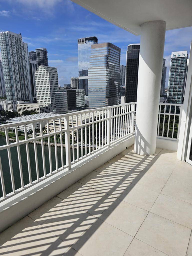 FULLY RENEWED APARTMENT WITH UNBEATABLE VIEW IN BRICKELL KEY.