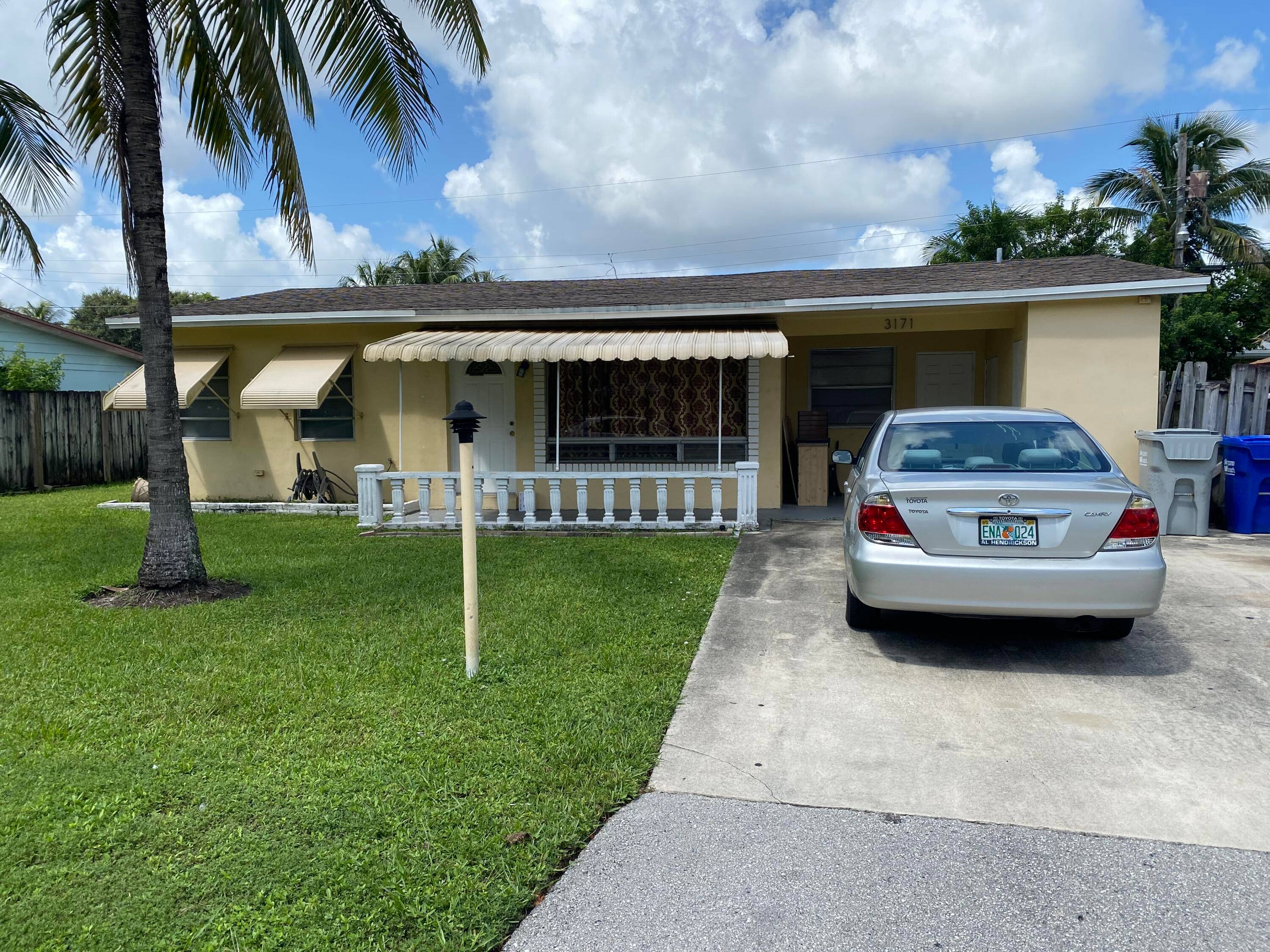 Well Maintained Home in the Desirable Neighborhood of Cresthaven, located in the HUB of Pompano Beach !