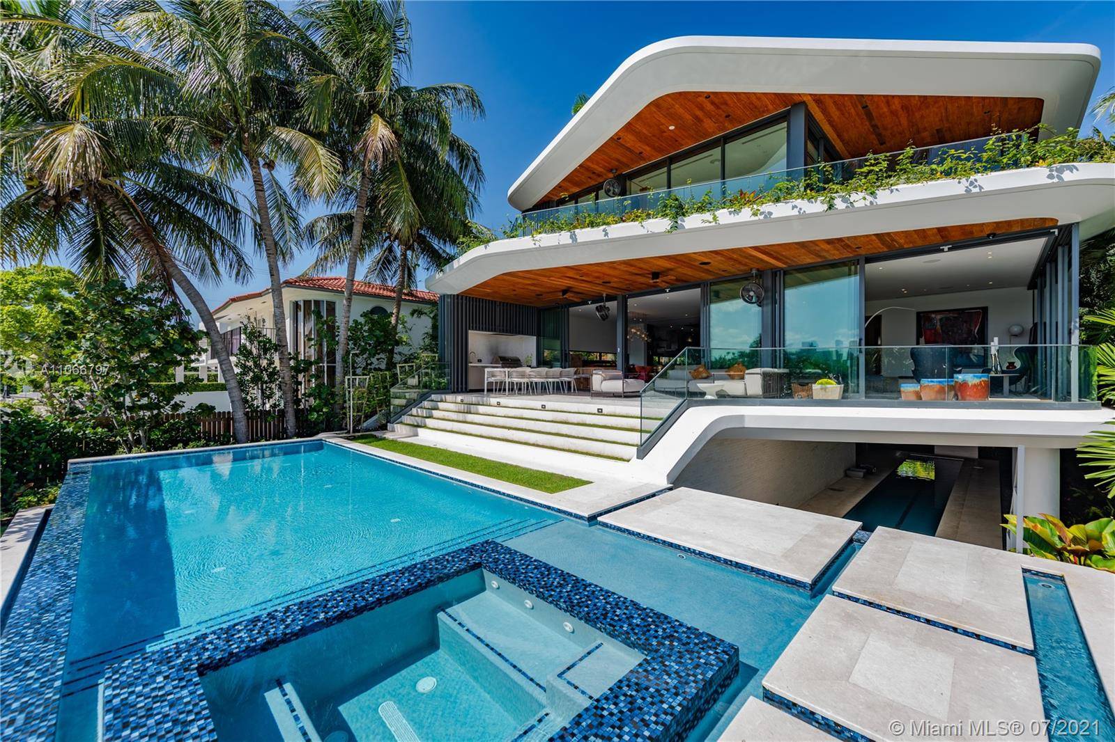 Newly constructed Western facing waterfront home primely located on the Venetian Islands minutes away from Sunset Harbour.