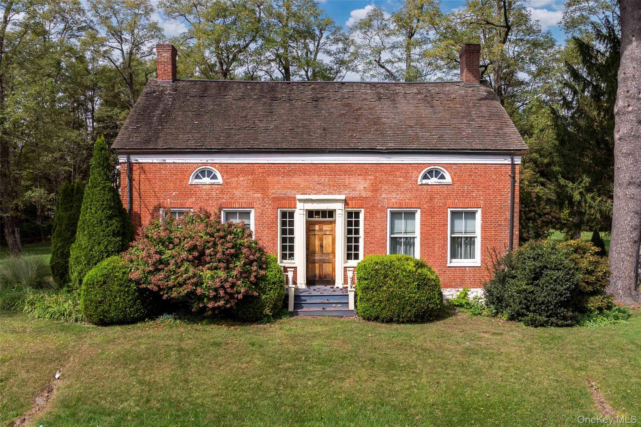 Welcome to Elmrock Inn, an elegant boutique estate in Stone Ridge, where 19th century Dutch Colonial architecture meets modern country elegance.