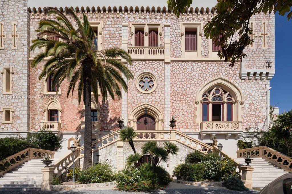 Enjoy breathtaking views of Nice and the Mediterranean sea from the Beaumettes hill in this neo gothic castle with its clock tower that will transport you to a bygone era, ...