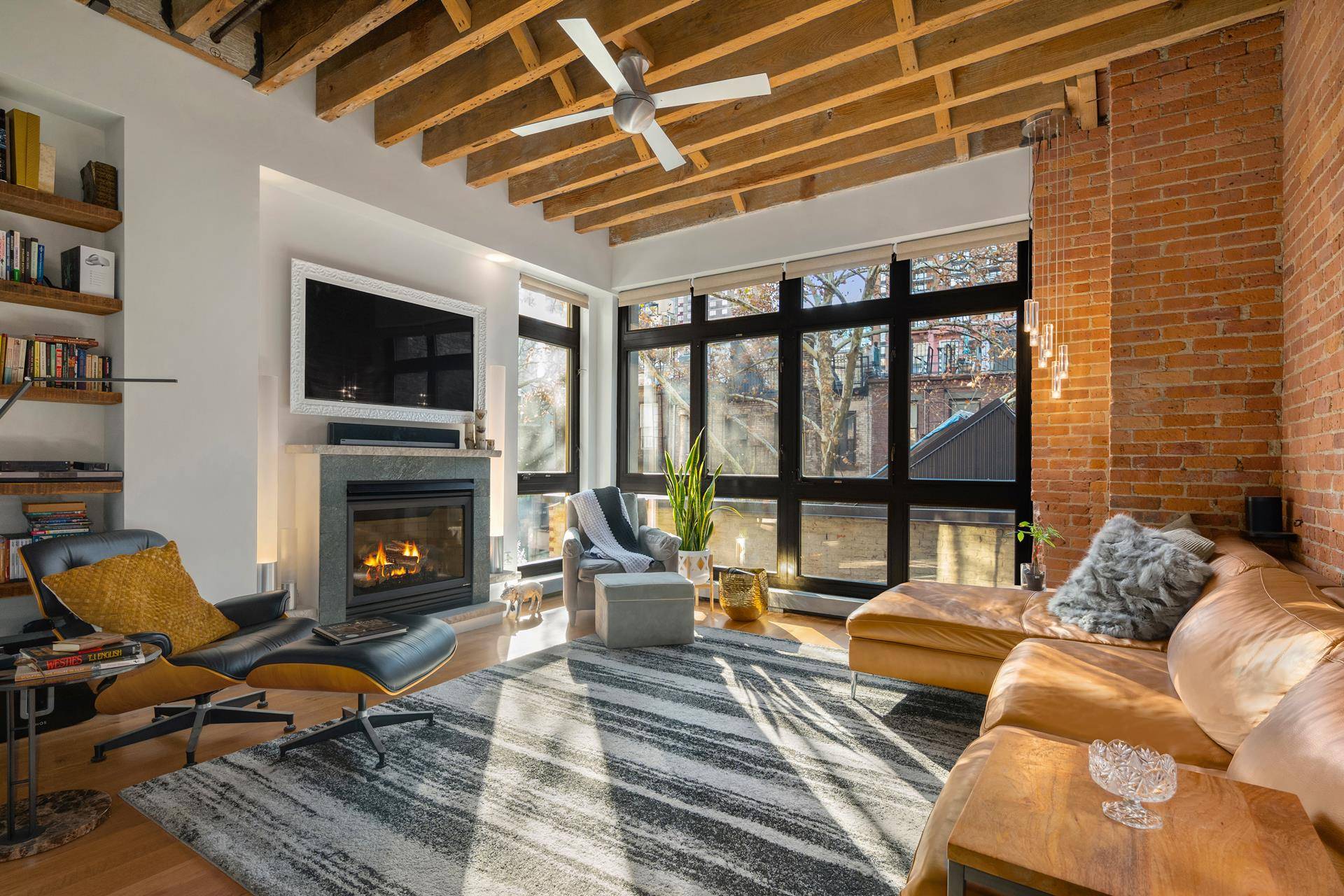 This classic 2 bedroom 2 bathroom loft condominium mixes the best of prewar architecture with all the conveniences of modern luxury and technology.