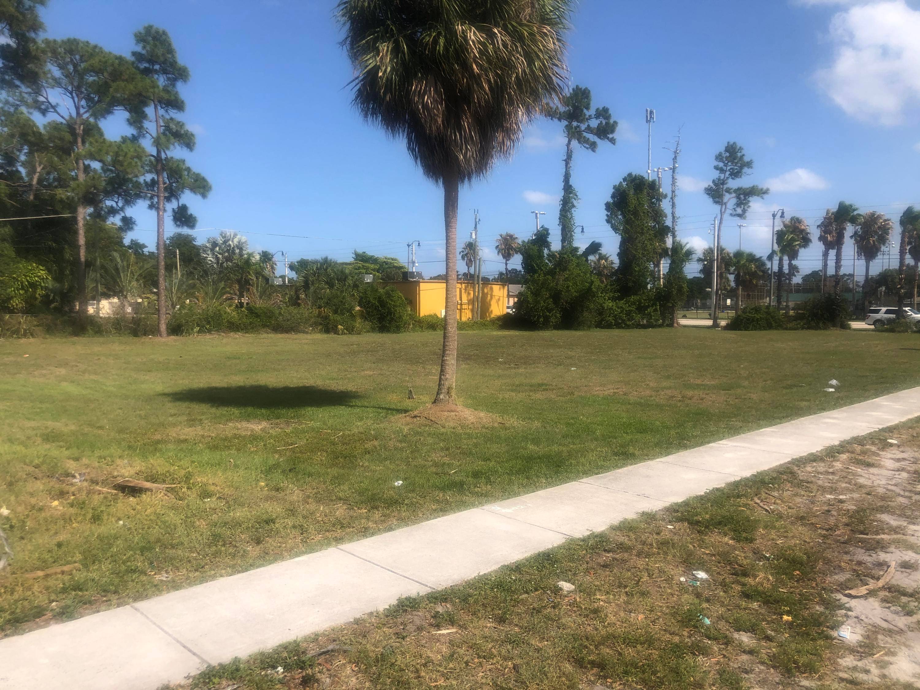 Cleared commercial lot of 26, 009 sf.