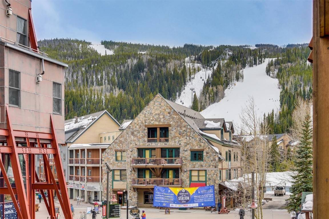 Discover the perfect mountain retreat nestled in the River Run Village, just steps from the ski lifts.