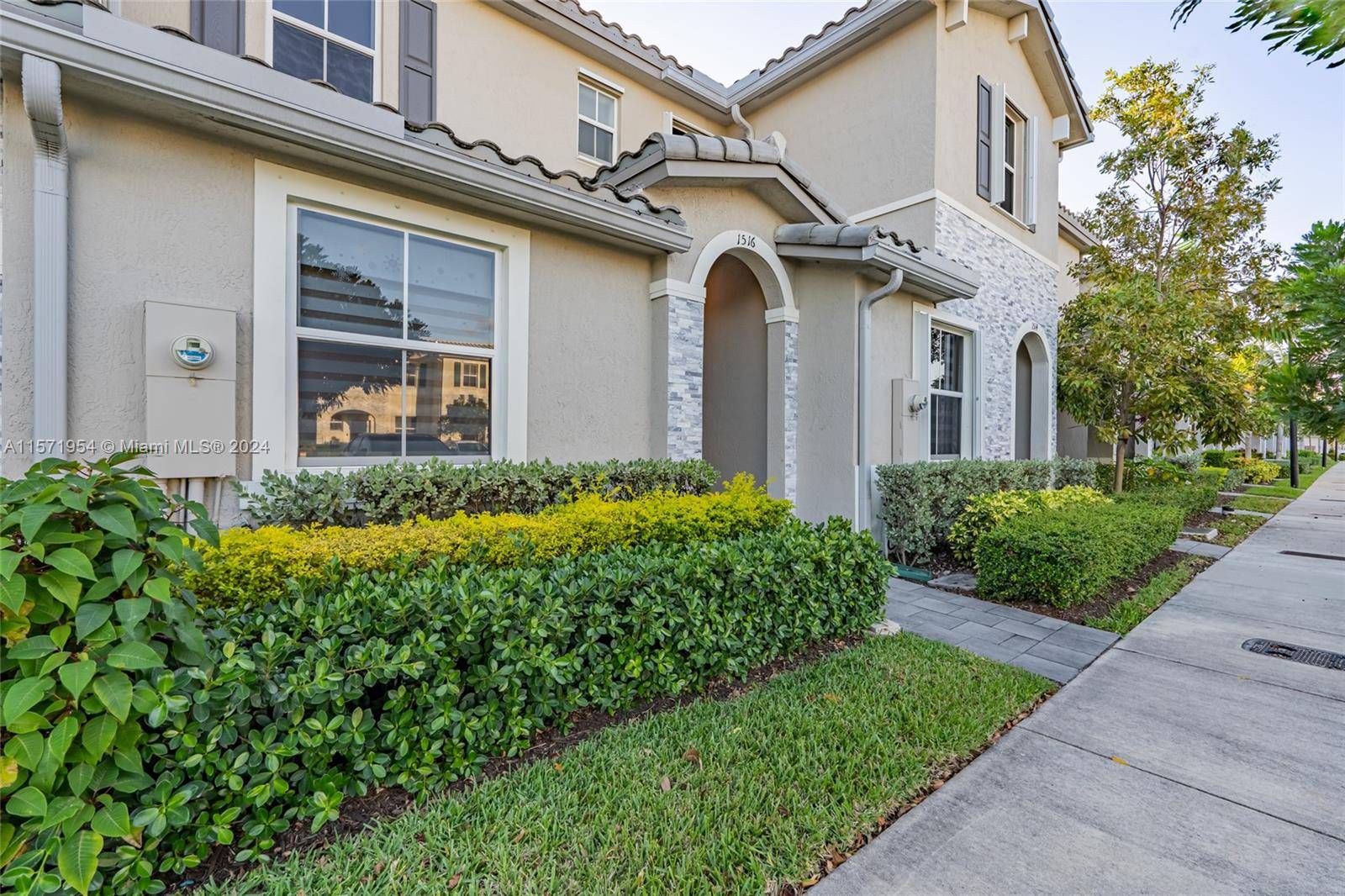 Charming townhome in Homestead, with 3 bedrooms and 3 full bathrooms.