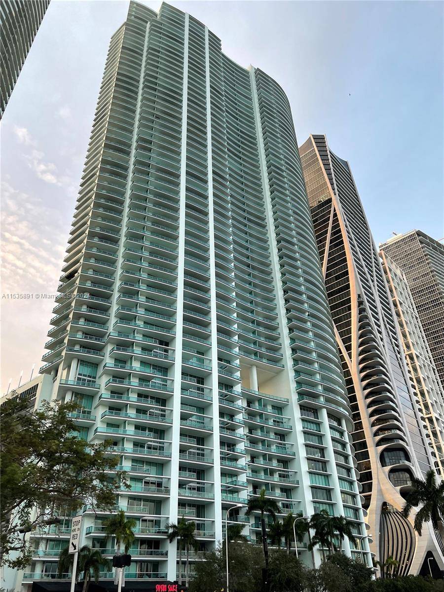 Wellcome to the Best deal in 900 Biscayne Luxurious High rise condominium, unit available for Seasonal or Year lease 1 Den.