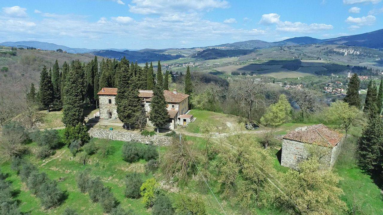 Historic property with 19 hectares of land, 1200 farmhouse and outbuildings for sale in Rignano sull'Arno, near Florence.