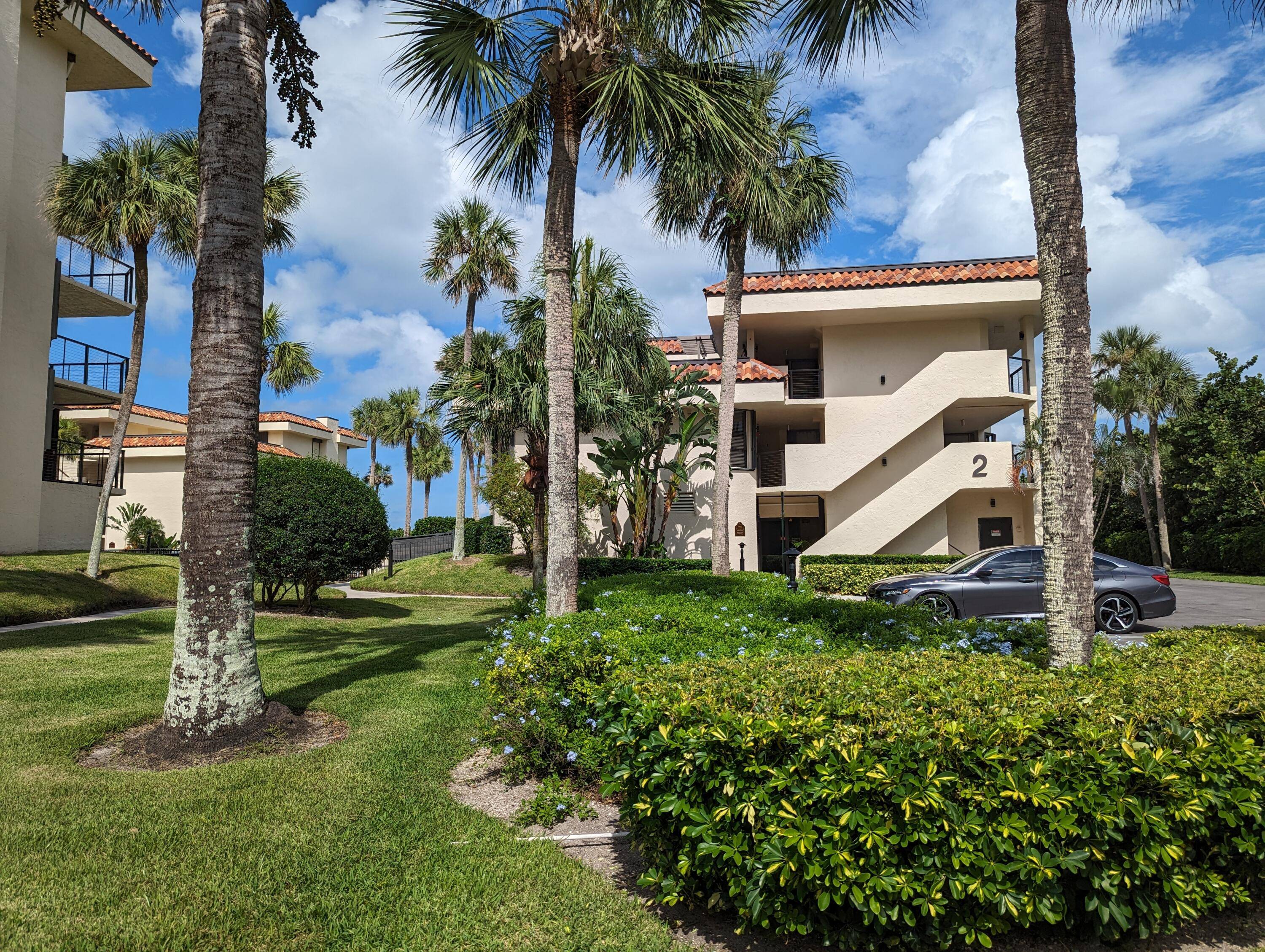 Welcome to this beautiful, Ocean Front condo on the desirable North Hutchinson Island.