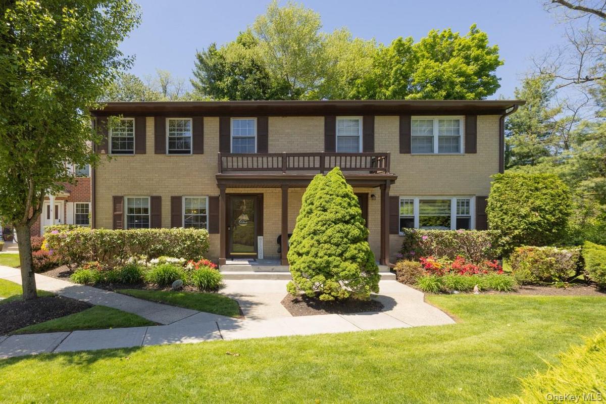 Left side - This is the most private and desirable section of The Knolls. Located in the rear corner of the complex, with parking at your front door a