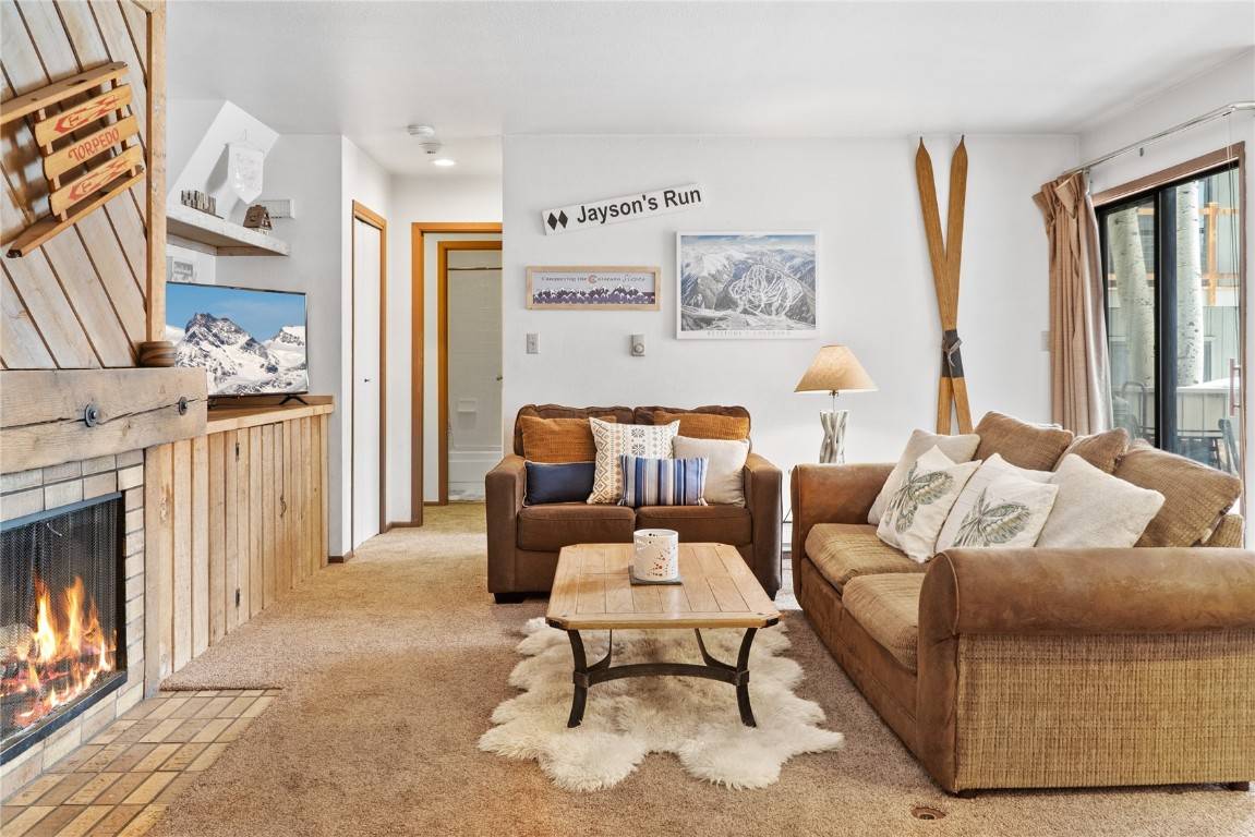 This Keystone condo is perfectly positioned in one of Flying Dutchman s best locations with ultra convenient access to parking, ski lockers, laundry, and the clubhouse area with a pool, ...