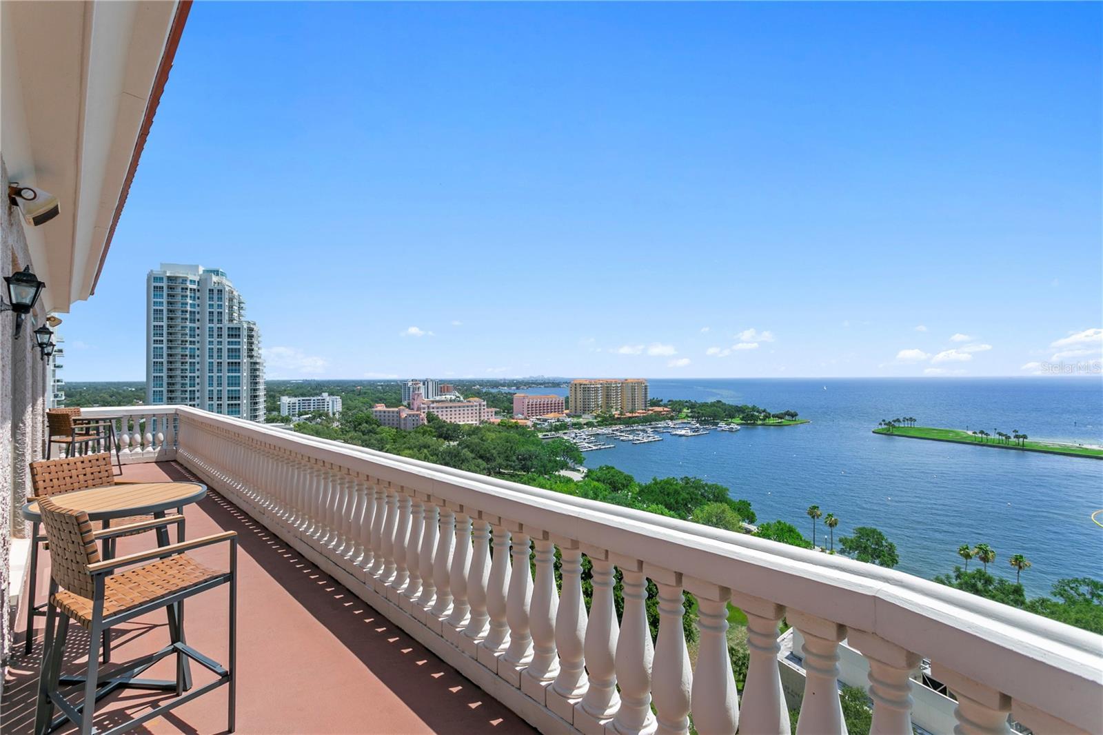 Front large terrace — Vinoy view and bay