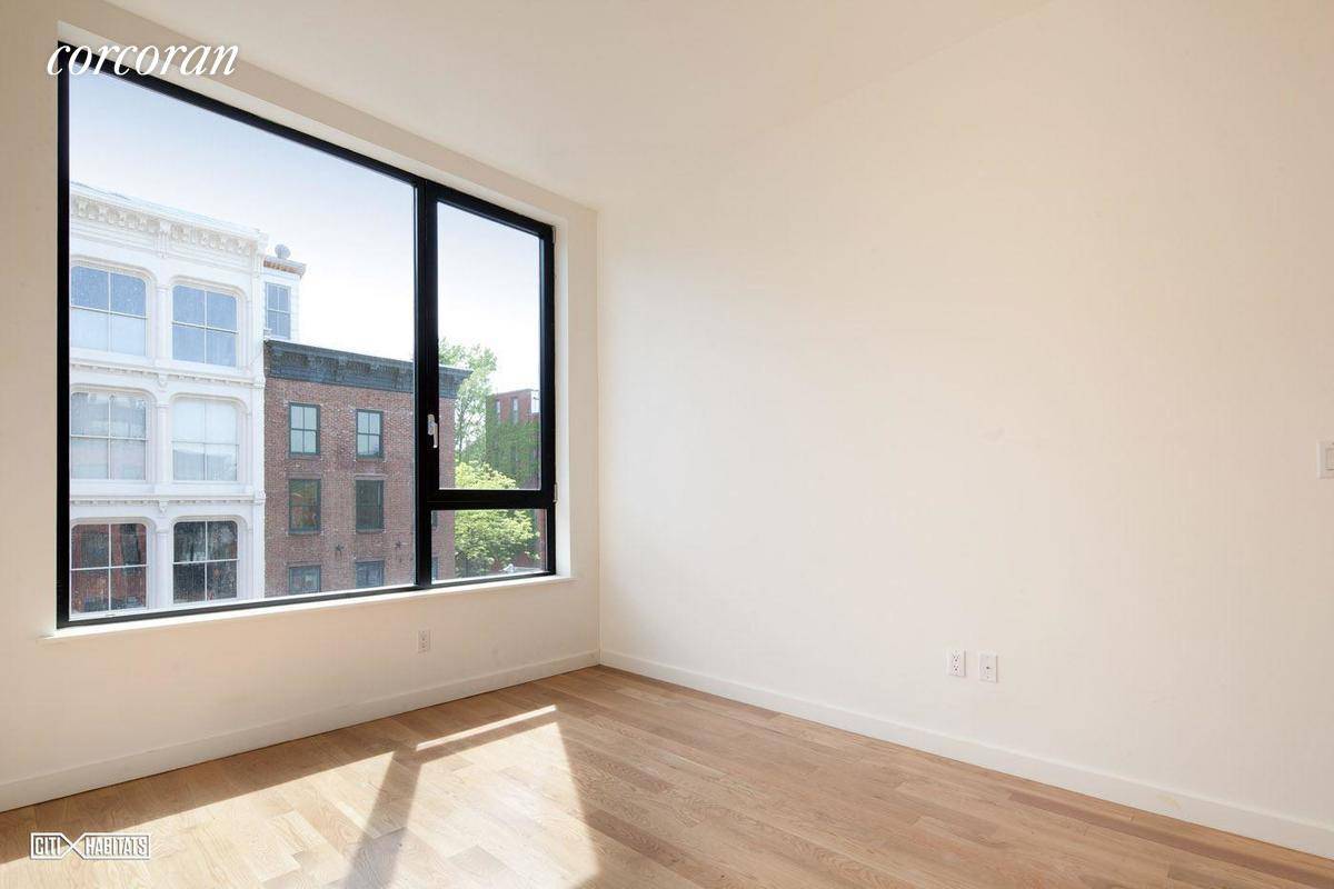 Stunning 3 bedroom, 1bath apartment with balcony in perfect Williamsburg location !