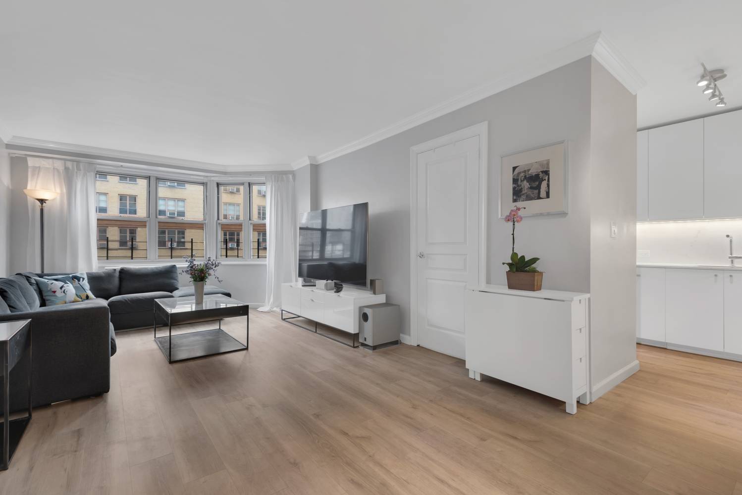 Elegantly renovated 2 bedroom apartment in heart of Gramercy !
