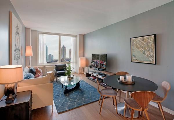 This 1BR 1BA facing East features an in home washer and dryer, floor to ceiling windows, and a spacious bathroom.