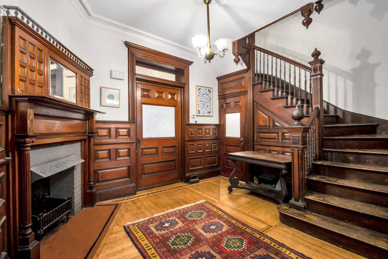 SHOWINGS BY APPOINTMENT VIRTUAL OR IN PERSON210 Saint James, a stunning townhouse in Clinton Hill, is one of three homes designed by famed architect Benjamin Wright in a true Romanesque ...