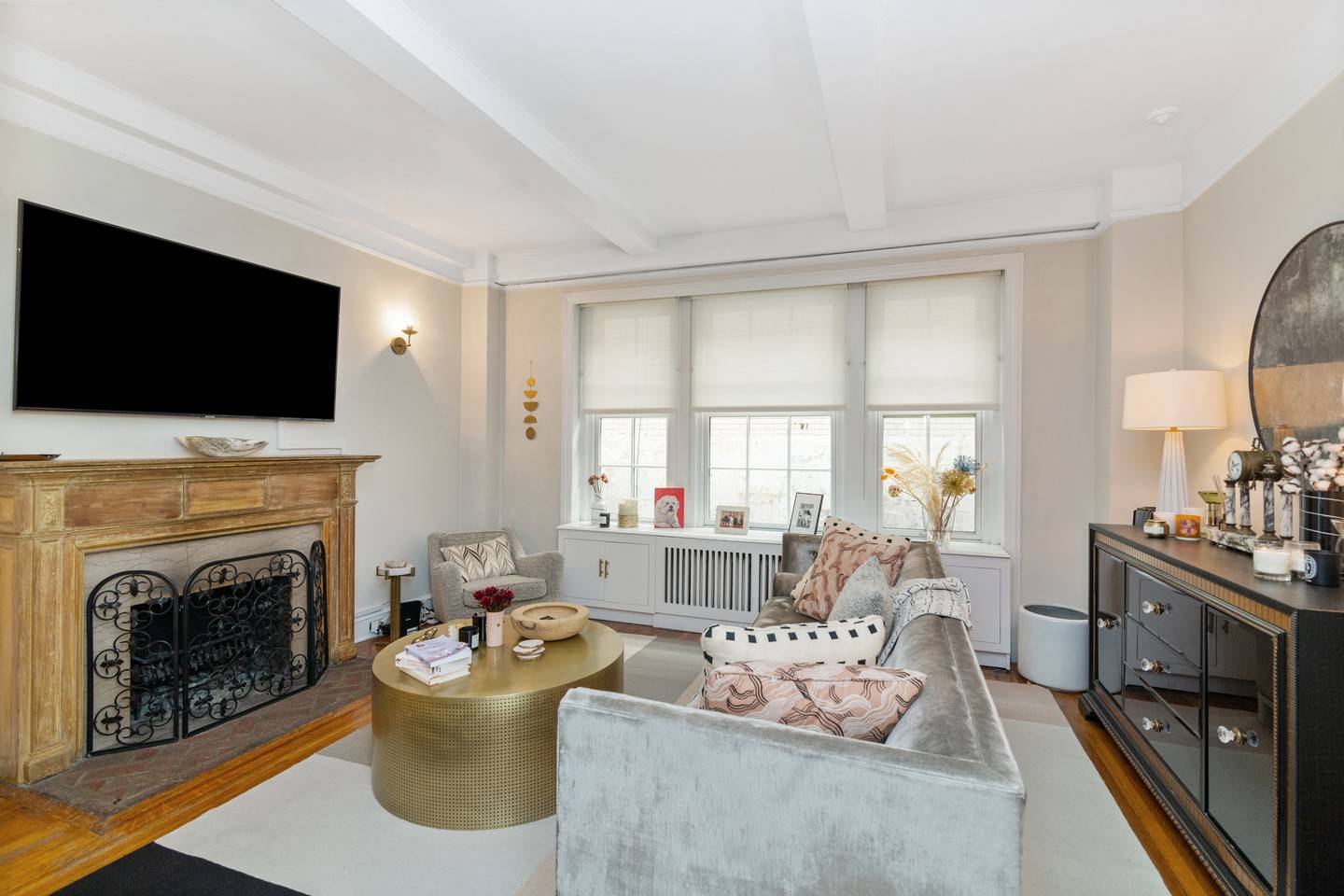 Move right in to this ultra charming mint prewar 4 room maisonette on one of the Upper East Side's nicest and most convenient blocks !
