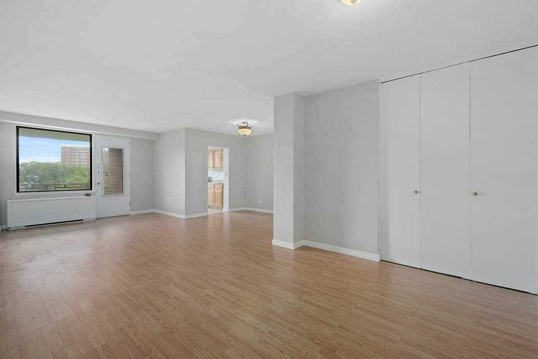 Lovely 2BR 2BTH west facing, corner unit in The Windsor South building.