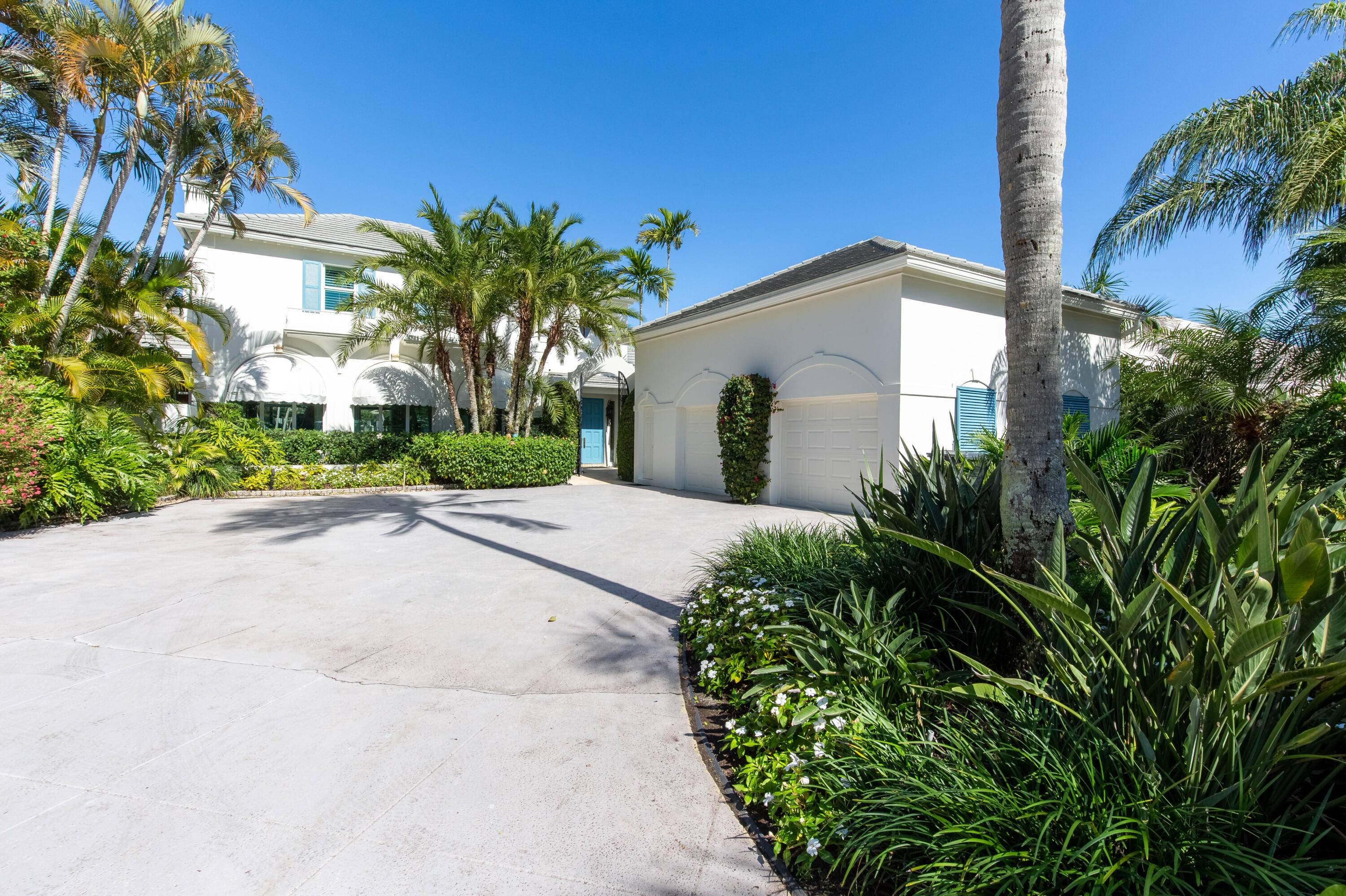 This vibrant estate is located in the prestigious golf community of Palm Beach Polo and features breathtaking water and golf views.