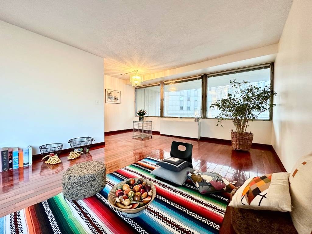 Amazing value ! Stepping into the home you are immediately greeted by a large 7 window offering gorgeous park and city skyline views including the Empire State and Chrysler buildings.