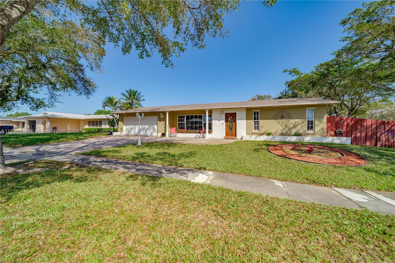 Beautiful and bright 5 bedroom, 3 bath home in the heart of Pembroke Pines with a pool !