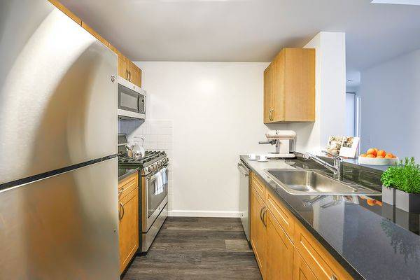 This corner 2BR 2BA features multiple closets, floor to ceiling windows, and an en suite master bath, too.