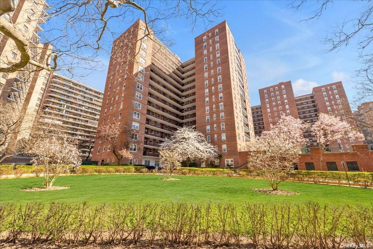 Lovely 2 Bedroom 1 Bathroom Apartment With Balcony Located In High Rise Building On 14th Floor.