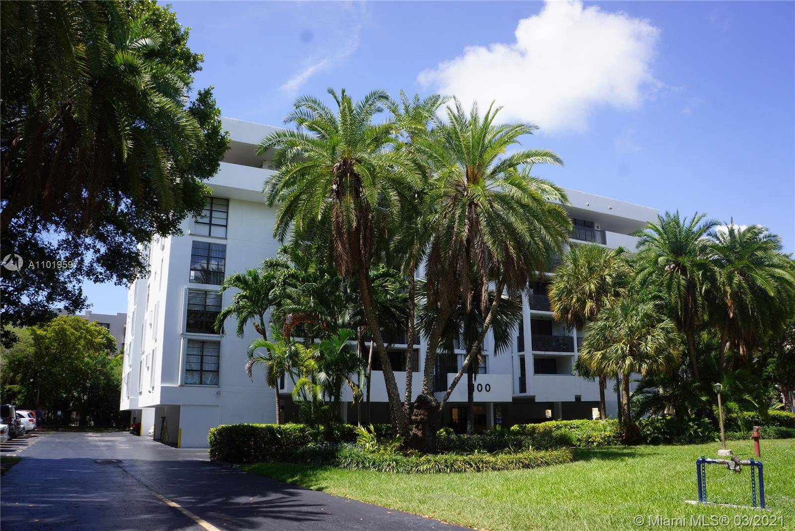 Completely remodeled, bright and spacious 2 2 unit in very private boutique building, just steps away from ocean access.