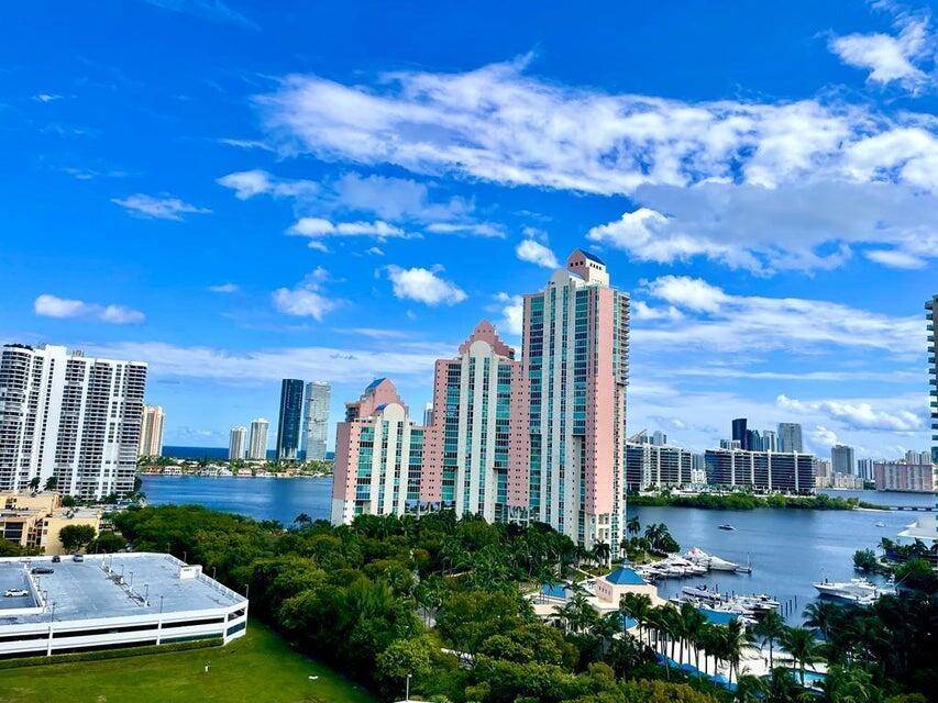 Gorgeous and spacious split floor plan unit 2 bed 2 full baths in the heart of Aventura.