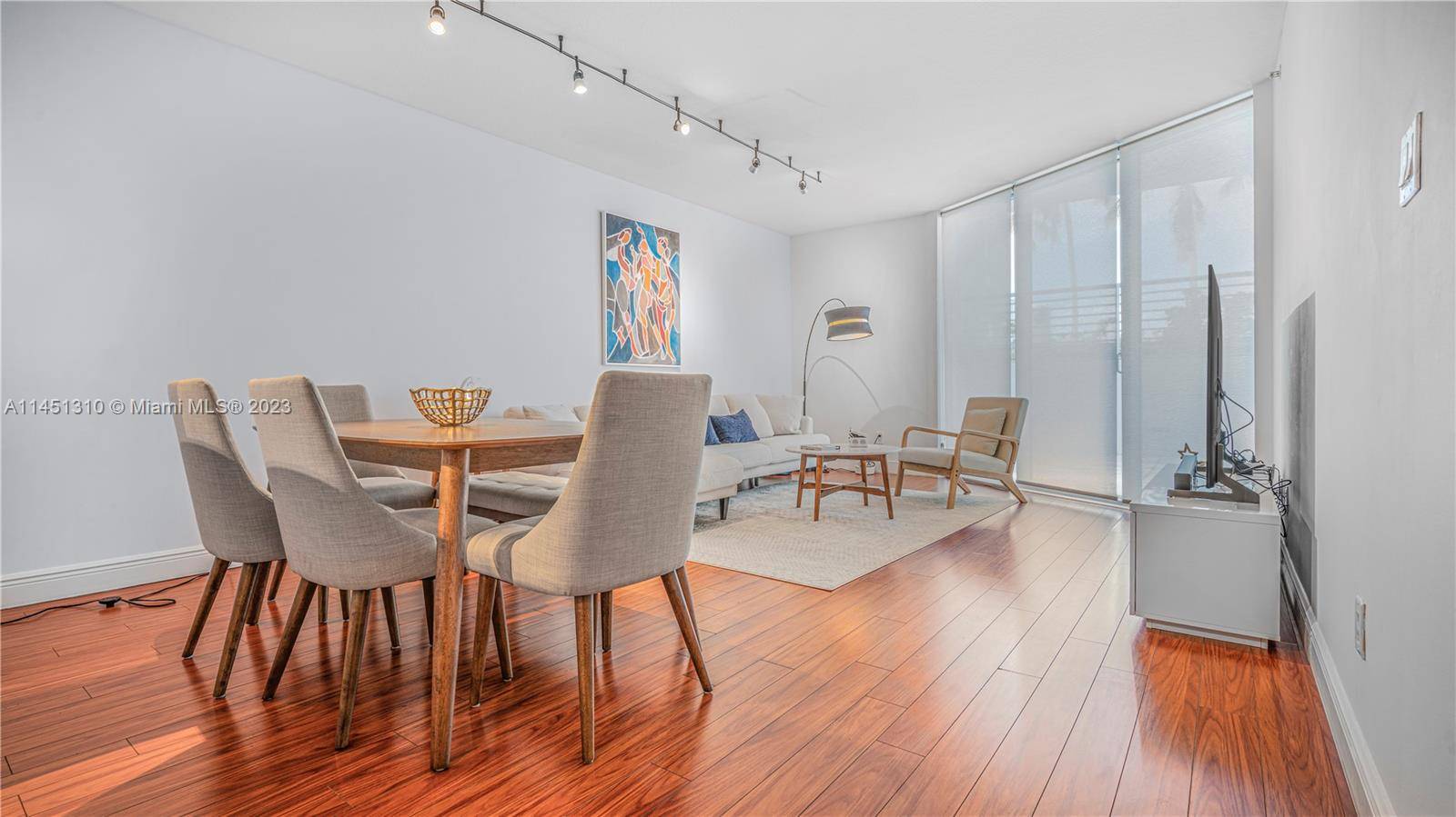 LOOKING FOR SHORT TERM TENANT Have an epic month long staycation at the amazing neighborhood of Downtown Miami !