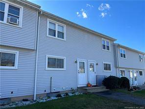 Sunshine bathes this Brook Valley 2 bedroom townhouse !