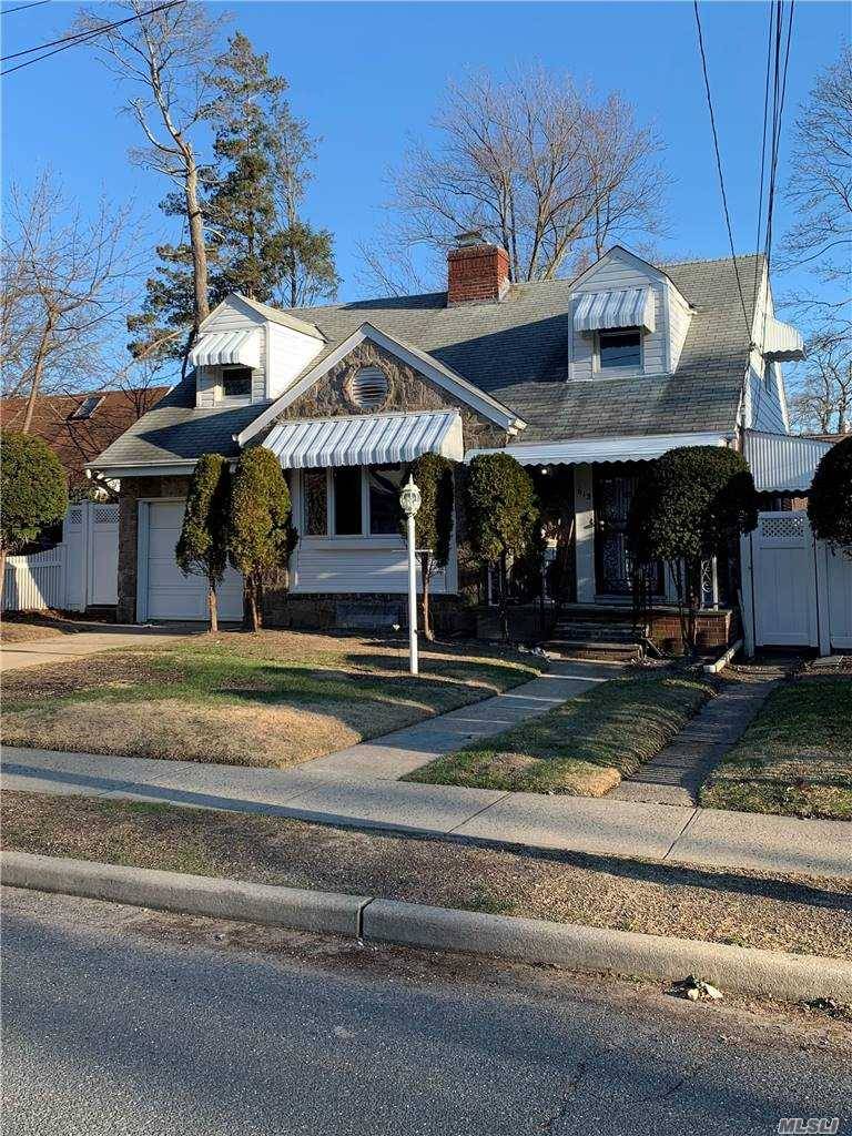 CHARMING SINGLE FAMILY HOME IN WEST HEMPSTEAD, MOVE IN CONDITIONS, HARDWOOD FLOORS THROUGHOUT CLOSE TO SCHOOLS, MAIN FLOOR ; LIVING ROOM WITH FIRE PLACE, KIT, DINING ROOM, FULL BATH, 2 ...