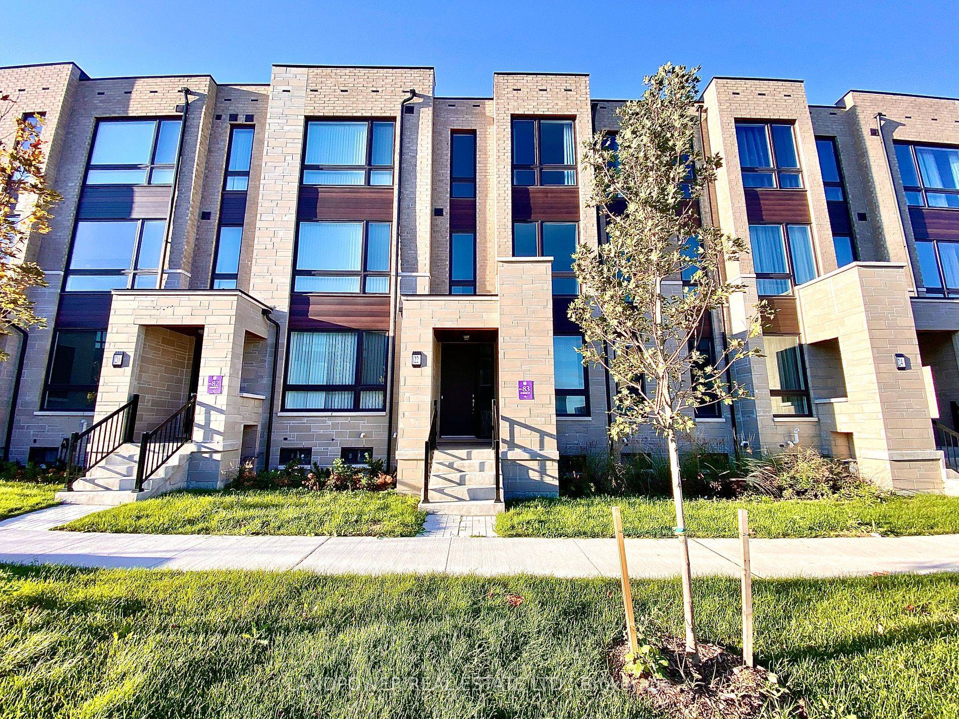 Beautiful Modern 3 Bedroom Double Car Garage Townhome Located At The Most Convenient Elgin Mills And Woodbine.