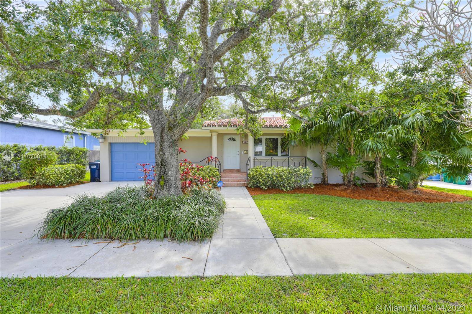 Cozy 2 Bedroom 2 Bathroom home plus a Den perfectly located in South Miami.