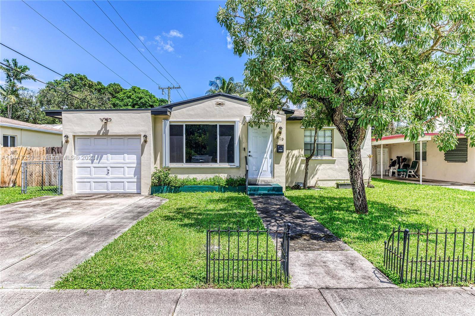 Charming 3 bed, 2 bath home with a split bedroom floor plan awaits you !