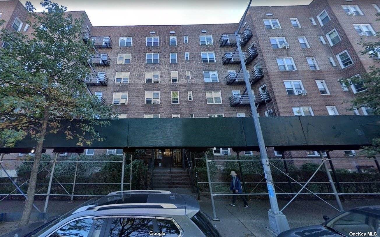 Flushing prime location, large 1 bedroom apartment in a well maintained building.