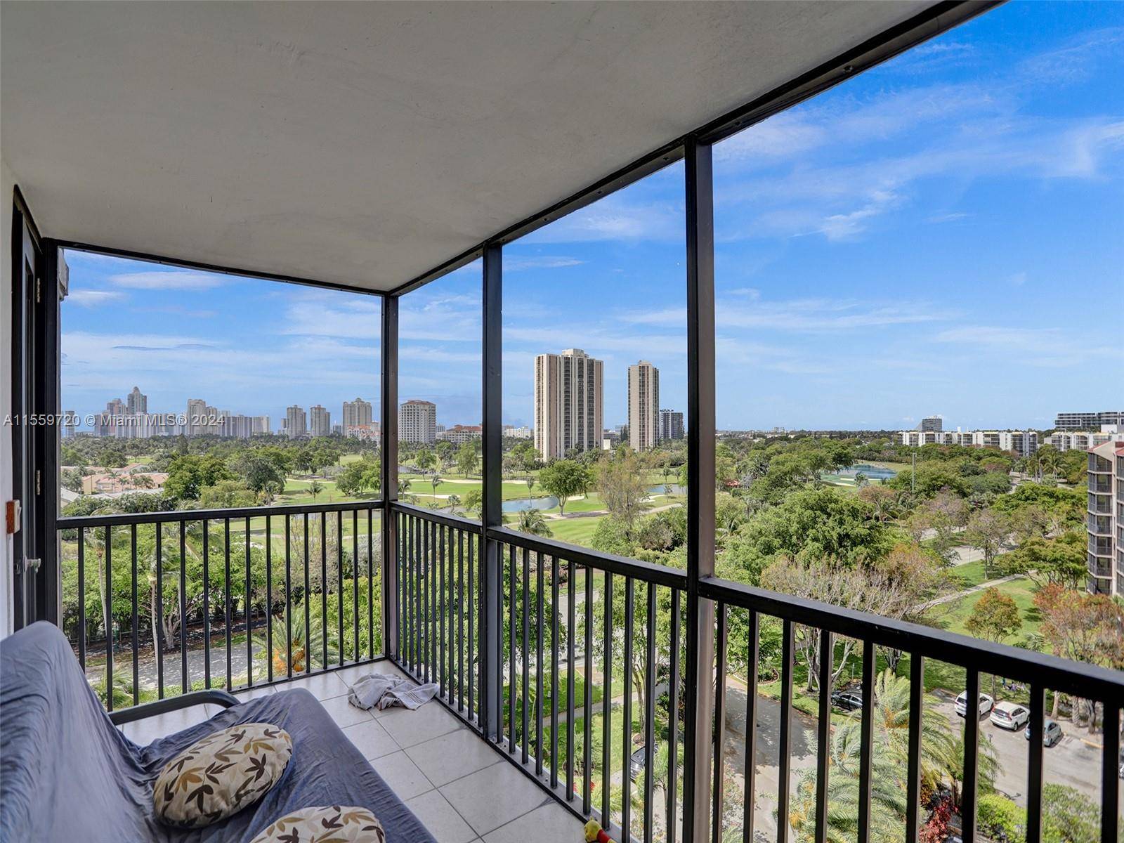 Breathtaking views of the Turnberry golf course and the 3 mile 'circle' of Aventura.