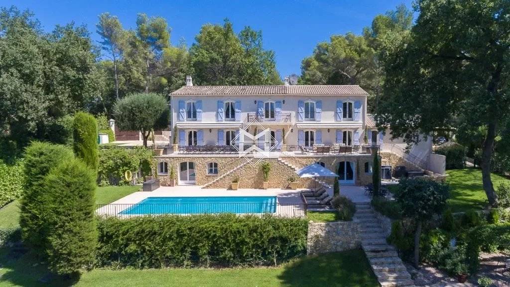 MOUGINS - Magnificent bastide with panoramic view