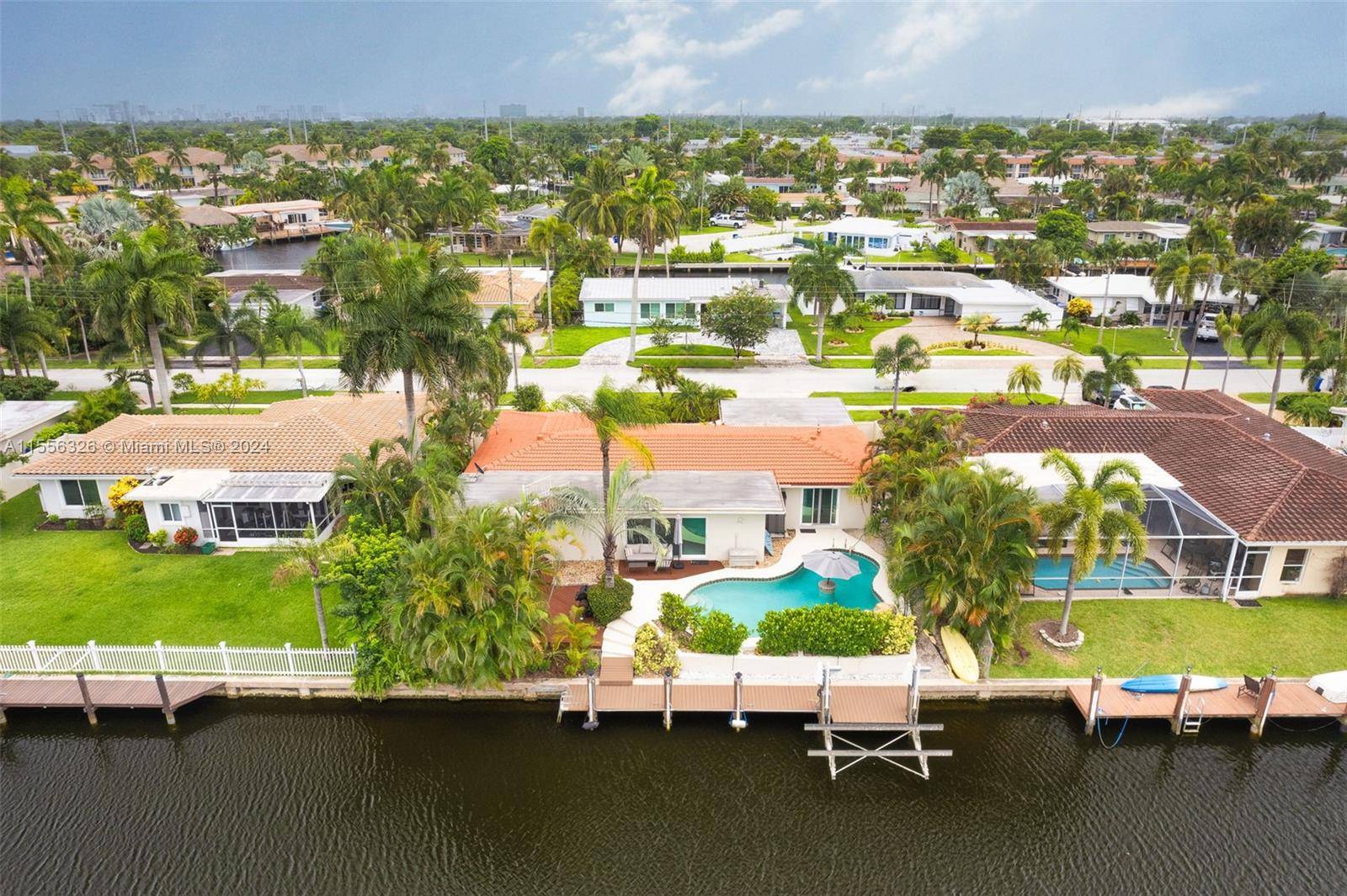 Great located house with 2 pools in safe quiet area with private dock and accessible to the ocean in 25 minutes by water !