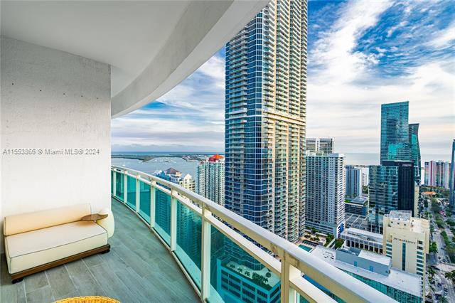 Amazing 2 2 in The Plaza building on Brickell has one of the best locations !