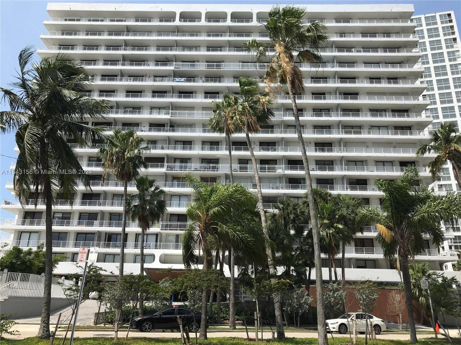 Beautiful furnished apartment, completely renewed, with Bay view, located in a quiet area 3 minutes away of I 95, close to supermarkets, shopping centers, financial institutions, restaurants.