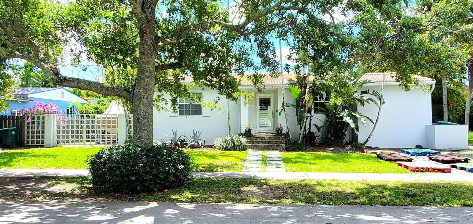 Beautiful and cozy house in one of the most desirable places to live in South Florida.