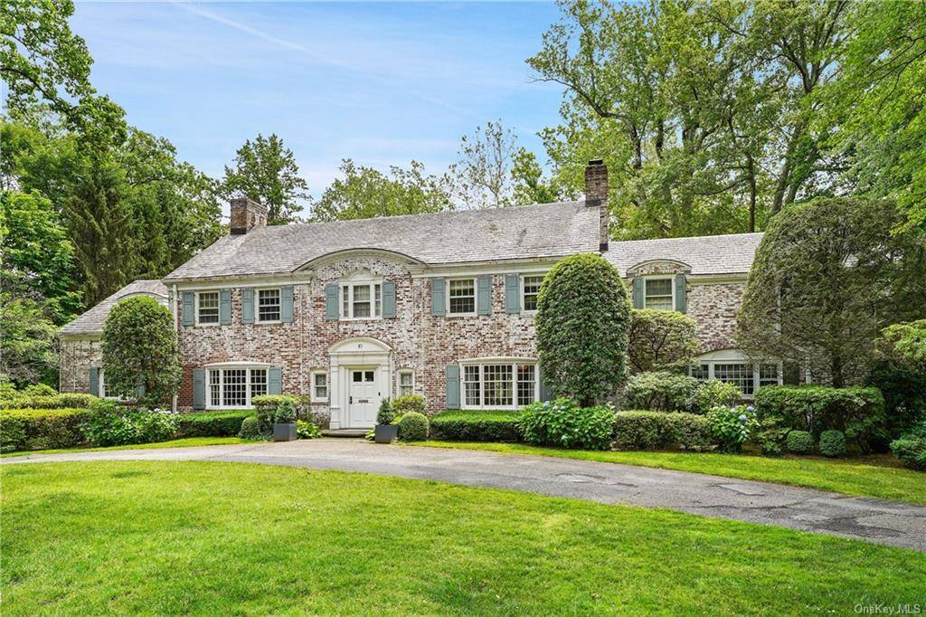 Enjoy resort like living in this much admired amp ; meticulously renovated Scarsdale home on over an acre of lushly landscaped property in the heart of the Murray Hill Estates.