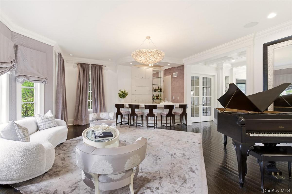 Elegant Living Room | Built-in Bar