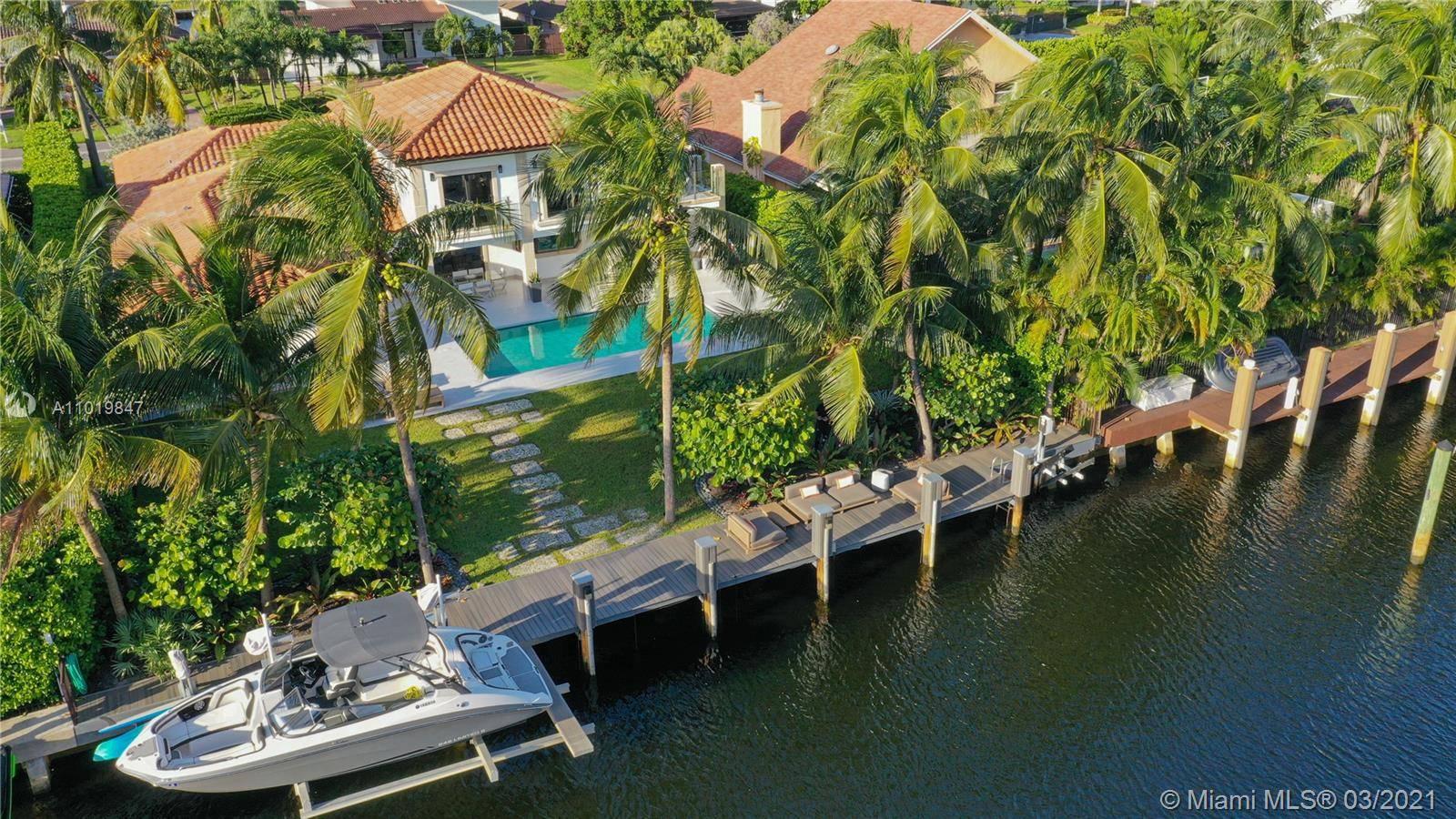 LIVE in paradise, ideal for boaters, with a new long dock, with 3 lifts for yachts.