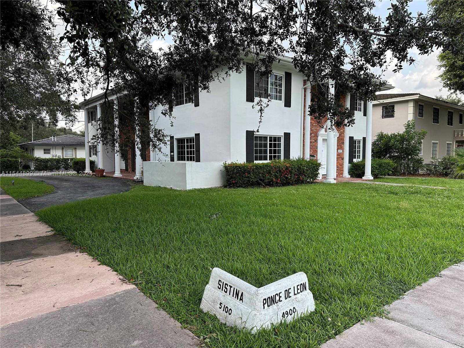 Fabulous Coral Gables location just steps away from the University of Miami, within close proximity of shops, restaurants, and the metro.