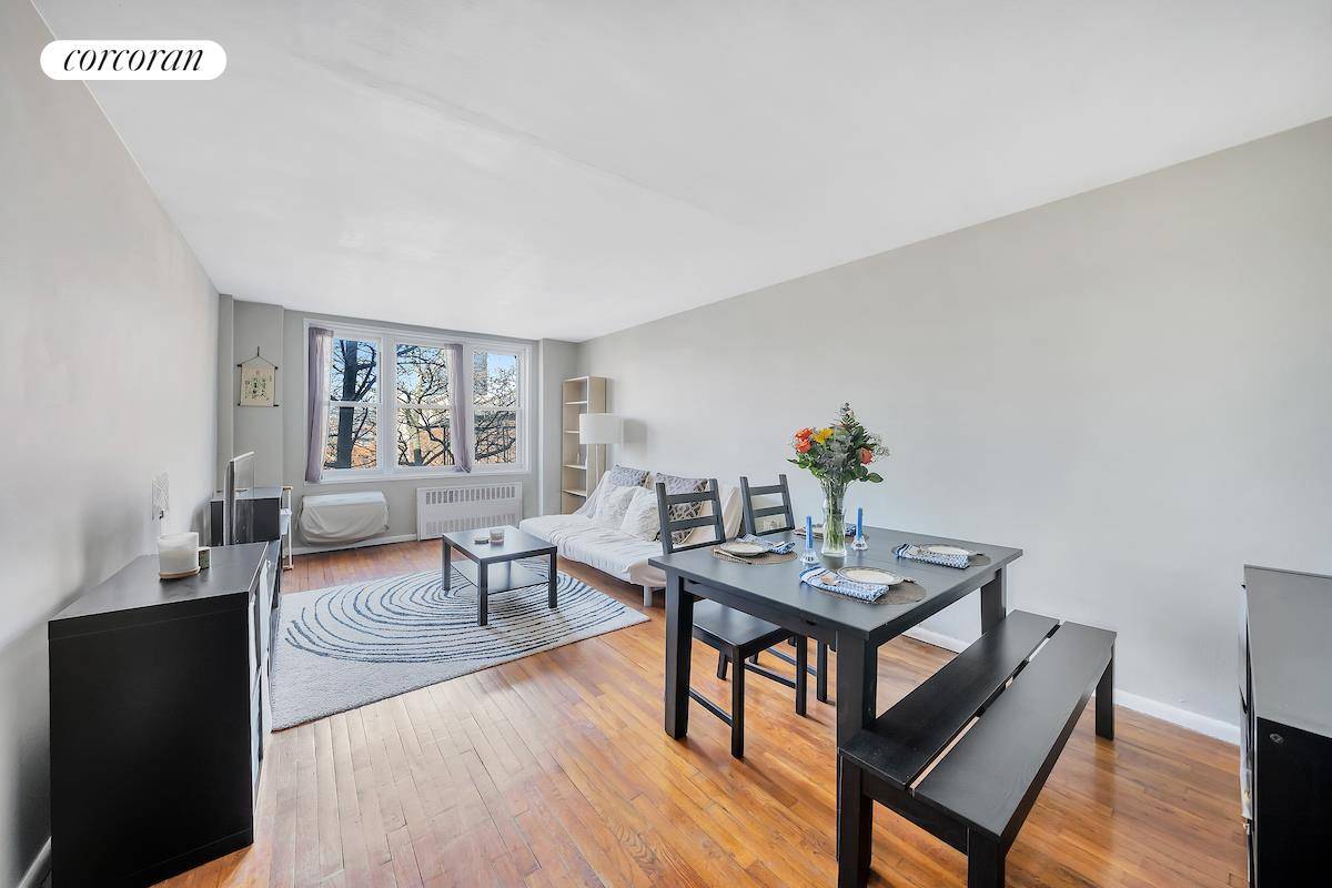 BROOKLYN HEIGHTS BEAUTY Spacious one bedroom apartment in a lovely post war co op.